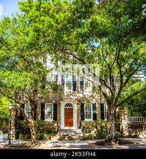 Savannah, Etats-Unis - 21 juillet 2010: Architecture résidentielle traditionnelle à Savannah, GA. Établie en 1733 Savannah est la plus ancienne ville de Géorgie. Banque D'Images