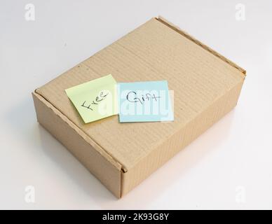 Pense-bête de texte gratuit et cadeau sur une boîte de colis Banque D'Images