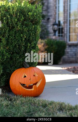 entrée de la maison résidentielle décorée avec une grande citrouille d'halloween Banque D'Images