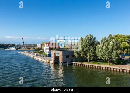 WOLGAST, ALLEMAGNE - 13 AOÛT 2015 : vue sur la rivière Peene jusqu'au chantier naval de Wolgast. Le chantier naval de Peene a été fondé en 1948 par les troupes russes. Banque D'Images