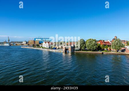 WOLGAST, ALLEMAGNE - 13 AOÛT 2015 : vue sur la rivière Peene jusqu'au chantier naval de Wolgast. Le chantier naval de Peene a été fondé en 1948 par les troupes russes. Banque D'Images