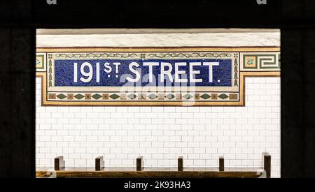 New York, Etats-Unis - OCT 22, 2015: Ancien panneau d'époque 191th rue station de métro dans le Bronx. Les carreaux complexes avec des symboles en terre cuite décrivent le pla Banque D'Images