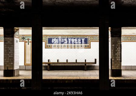 New York, Etats-Unis - OCT 22, 2015: Ancien panneau d'époque 191th rue station de métro dans le Bronx. Les carreaux complexes avec des symboles en terre cuite décrivent le pla Banque D'Images