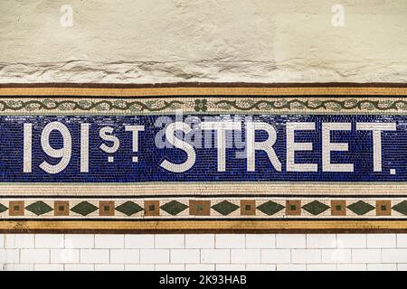 New York, Etats-Unis - OCT 22, 2015: Ancien panneau d'époque 191th rue station de métro dans le Bronx. Les carreaux complexes avec des symboles en terre cuite décrivent le pla Banque D'Images