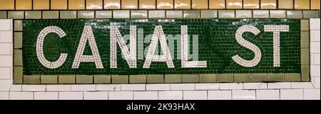 New York, Etats-Unis - OCT 22, 2015: Ancien panneau d'époque Canal Street Station de métro à Manhattan. Les carreaux complexes avec des symboles en terre cuite décrivent le pla Banque D'Images