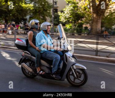 Rome, Italie. 21st septembre 2022. Un couple sur un scooter, Piazza del Viminale. (Image de crédit : © Mark Avery/ZUMA Press Wire) Banque D'Images