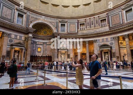 Rome, Italie. 21st septembre 2022. Les touristes prennent des photos à l'intérieur du Panthéon, un ancien temple romain, reconstruit par l'empereur Hadrien vers 126 après J.-C., après qu'un incendie ait détruit un ancien temple construit pendant le règne de César Auguste (de 27 avant JC à 14 après J.-C.). (Image de crédit : © Mark Avery/ZUMA Press Wire) Banque D'Images