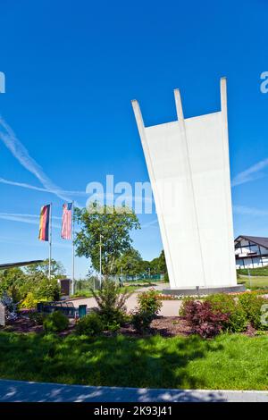 FRANCFORT, ALLEMAGNE - JUIN 6 : visite du musée du Luftbruecke à 6 juin, 2010 à Francfort, Allemagne. Le mémorial a été inauguré en 1985 et est Banque D'Images