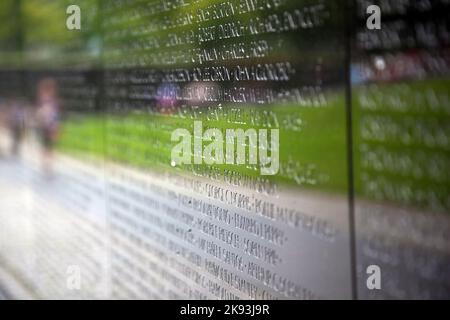 Washington, États-Unis - 14 juillet 2010 : noms des victimes de la guerre du Vietnam sur le mémorial des anciens combattants de la guerre du Vietnam à Washington DC, États-Unis. Noms par ordre chronologique, Banque D'Images