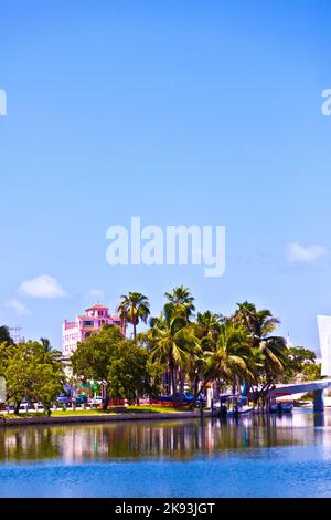 MIAMI, Etats-Unis - JUL 27 : nouveaux appartements au canal sur 27 juillet, 2010 à Miami Sud, Etats-Unis. Pine Tree Drive est considéré comme le quartier de choix pour le luxe Banque D'Images