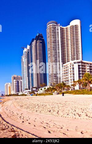 Sunny Isles, Etats-Unis - 28 juillet 2010: Vue sur la promenade des îles Sunny et du nouveau Skyscraper en début de matinée. Michael Dezer a beaucoup investi dans le co Banque D'Images