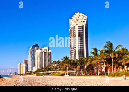 Sunny Isles, Etats-Unis - 28 juillet 2010: Vue sur la promenade des îles Sunny et du nouveau Skyscraper en début de matinée. Michael Dezer a beaucoup investi dans const Banque D'Images