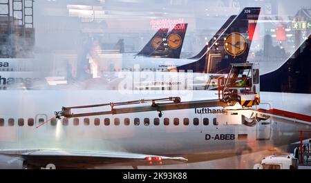 FRANCFORT - ALLEMAGNE 26 : les travailleurs dégèle l'aile de la plaine de l'aéroport de Francfort au premier gel qui a causé de gros retards sur 26 novembre 2010 In Banque D'Images