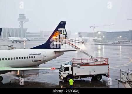 FRANCFORT - ALLEMAGNE 26 : les travailleurs dégèle l'aile de la plaine de l'aéroport de Francfort au premier gel qui a causé de gros retards sur 26 novembre 2010 In Banque D'Images