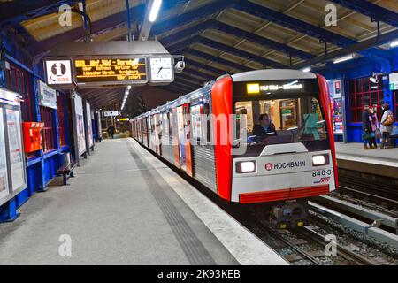 HAMBOURG, ALLEMAGNE - JANVIER 19 : le train quitte la gare Roedingsmarkt en direction de Barmbek à 19 janvier 2011, Hambourg, Allemagne. Le Hochbahn était un ensemble de Banque D'Images