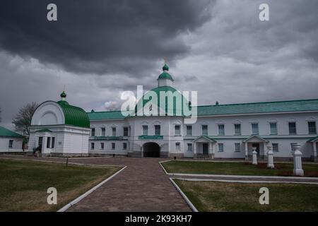 Village de Staraya Sloboda, région de Leningrade, Russie - 9 mai 2022 : monastère de la Trinité Alexander-Svirsky. Banque D'Images