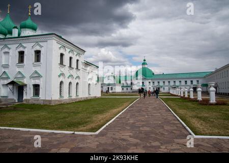 Village de Staraya Sloboda, région de Leningrade, Russie - 9 mai 2022 : monastère de la Trinité Alexander-Svirsky. Banque D'Images