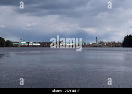 Vue sur le lac Roshchinsky et le monastère Trinity Alexander-Svirsky. Village Staraya Sloboda, région de Leningrad, Russie Banque D'Images