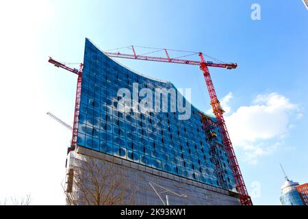 HAMBOURG - ALLEMAGNE, MAI 1 : chantier de construction de l'Elbphilharmonie dans le port de 1 mai, 2011, Hambourg, Allemagne. Les coûts du bâtiment s'infroisent Banque D'Images