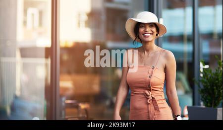 Je viens de vivre ma meilleure vie. Portrait d'une jeune femme attrayante se sentant enjouée pendant qu'elle est en ville. Banque D'Images