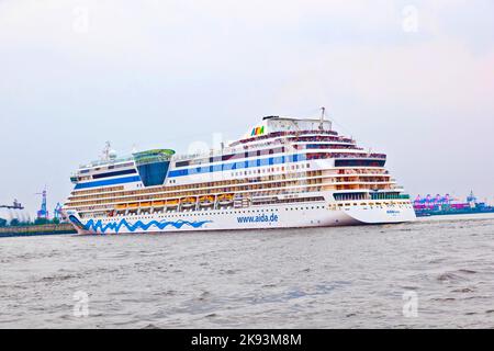 Hambourg, Allemagne - 24 août 2011 : le célèbre paquebot de croisière AIDA quitte le port de Hambourg, Allemagne. AIDA Cruise Lines transporte plus de passagers Banque D'Images