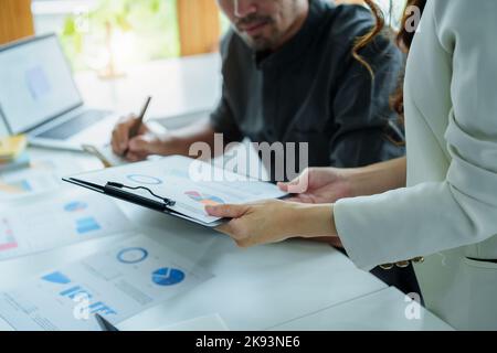 Un portrait d'une vendeuse féminine et d'un vendeur masculin discutant de la façon d'augmenter les ventes en investissant dans de nouveaux produits pour étendre le marketing en utilisant Banque D'Images