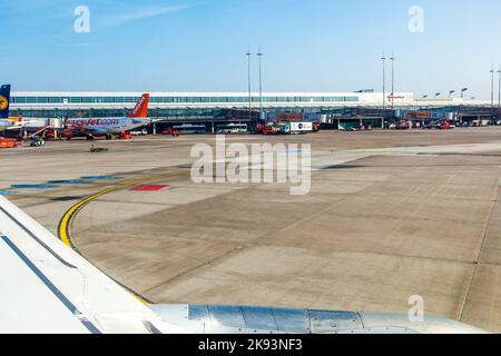 HAMBOURG, ALLEMAGNE - MARS 26 : avions à la porte du terminal 2 sur 26 mars, 2011 à Hambourg, Allemagne. Le terminal 2 a été achevé en 1993 et abrite Luft Banque D'Images