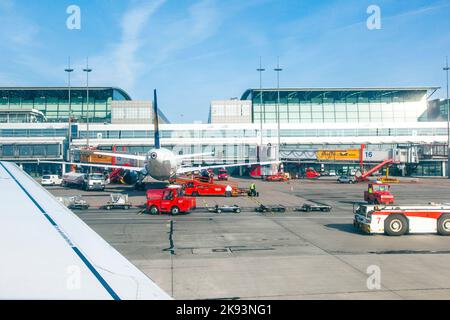 HAMBOURG, ALLEMAGNE - MARS 26 : avions à la porte du terminal 2 sur 26 mars, 2011 à Hambourg, Allemagne. Le terminal 2 a été achevé en 1993 et abrite Luft Banque D'Images