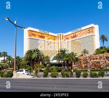 LAS VEGAS - 15 JUIN : les joueurs se promènent devant le Mirage Hotel and Casino sur le Strip le 15,2012 JUIN à Las Vegas, Nevada. L'hôtel était ouvert en novembre Banque D'Images