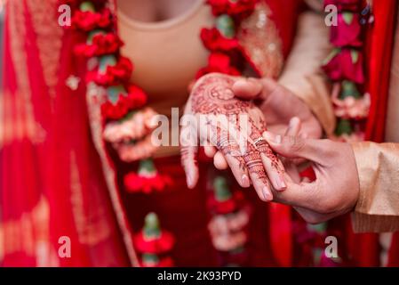 Un anneau n'a pas de fin et mon amour pour vous non plus. Un couple hindou échange des anneaux le jour de leur mariage. Banque D'Images