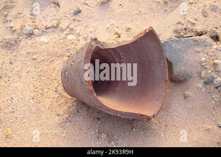 vase en argile cassé se trouve sur le sable Banque D'Images