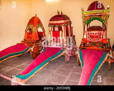 JAIPUR, INDE - OCT 19: Collection d'entraîneurs au Palais de la ville le 19,2012 octobre à Jaipur, Inde. C'était le siège du Maharaja de Jaipur, la tête Banque D'Images