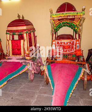 JAIPUR, INDE - OCT 19: Collection d'entraîneurs au Palais de la ville le 19,2012 octobre à Jaipur, Inde. C'était le siège du Maharaja de Jaipur, la tête Banque D'Images