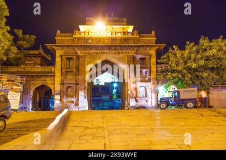 JODHPUR, INDE - 23 OCTOBRE 2012 : nuit au marché de Sardar à la tour d'horloge de Jodhpur, Inde. La Tour a été construite par Maharaja Sardar Singhin en 191 Banque D'Images