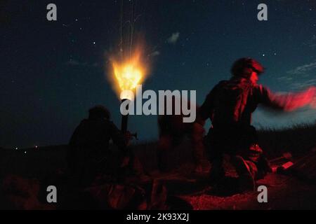 Camp Pendleton, Californie, États-Unis. 20th octobre 2022. U.S. Marine Mortarmen avec la compagnie kilo, 3rd Bataillon, 1st Marine Regiment, 1st Marine Division, mener une mission d'incendie pendant un exercice sur le terrain au Range 800 sur le camp de base du corps de Marine Pendleton, Californie, le 20 octobre 2022. Le FEX a été conçu pour améliorer les capacités de combat et de contingence des bataillons en vue de futurs déploiements. Crédit : U.S. Marines/ZUMA Press Wire Service/ZUMAPRESS.com/Alamy Live News Banque D'Images