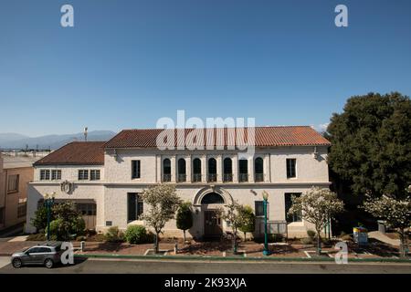 Covina, Californie, Etats-Unis - 28 août 2022 : la lumière du soleil brille sur l'hôtel de ville historique de Covina. Banque D'Images