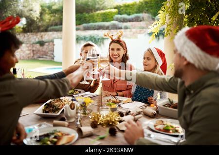 Nous ne pouvons pas faire du commerce avec la famille pour tout. Une famille qui fait un toast le jour de Noël. Banque D'Images