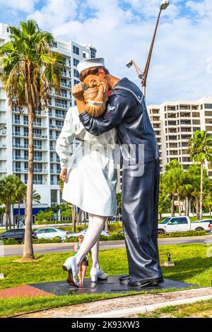 SARASOTA, Etats-Unis - JUILLET 25: Statue capitulation inconditionnelle par Seward Johnson de 2006 montrent un marin et une infirmière embrassant à Times Square après promclamati Banque D'Images