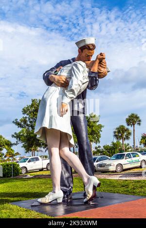 SARASOTA, Etats-Unis - JUILLET 25: Statue capitulation inconditionnelle par Seward Johnson de 2006 montrent un marin et une infirmière embrassant à Times Square après promclamati Banque D'Images