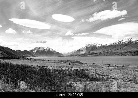 Nuages lenticulaires au-dessus du lac Ohau, Waitaki, Nouvelle-Zélande Banque D'Images