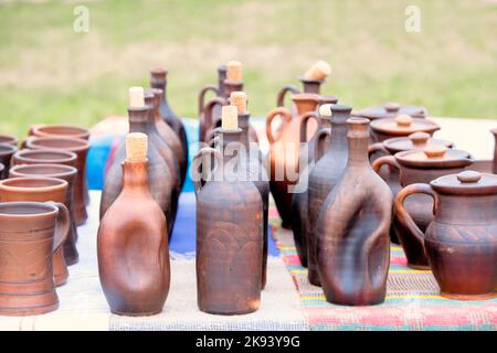 Gobelets et récipients de céramique ethnique pour le vin à la foire. Banque D'Images