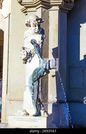 MUNICH, ALLEMAGNE - DEC 27, 2013: Célèbre fontaine Brunnenbuberl à Munich, Allemagne., Mathias Gasteiger crée cette sculpture en 1895. Banque D'Images