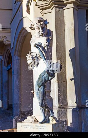 MUNICH, ALLEMAGNE - DEC 27, 2013: Célèbre fontaine Brunnenbuberl à Munich, Allemagne., Mathias Gasteiger crée cette sculpture en 1895. Banque D'Images