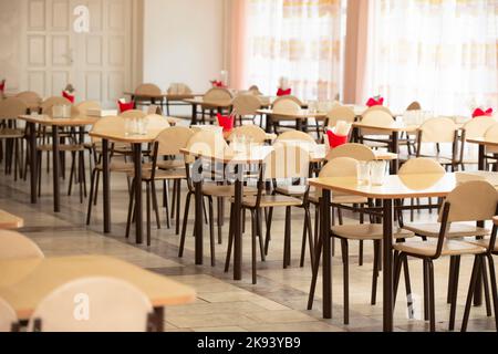Intérieur de la cafétéria ou de la cantine. Cafétéria scolaire. Cantine d'usine avec chaises et tables, personne. Intérieur moderne de la cafétéria. Une cantine propre dans un SC moderne Banque D'Images