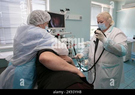 Une femme médecin tient un endoscope pendant une gastroscopie pour un patient de l'hôpital. Bureau médical pour le diagnostic de la douleur abdominale. Banque D'Images