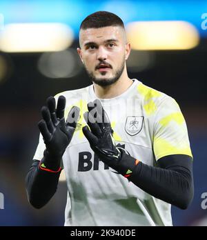 Burnley, Angleterre, 25th octobre 2022. Arijanet Muric, de Burnley, applaudit ses fans lors du match de championnat Sky Bet à Turf Moor, Burnley. Le crédit photo devrait se lire: Lexy Ilsley / Sportimage Banque D'Images