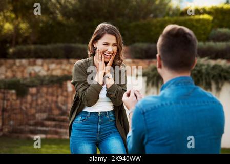 Je veux que nous prenons l'étape suivante: Un jeune homme qui propose à sa petite amie. Banque D'Images