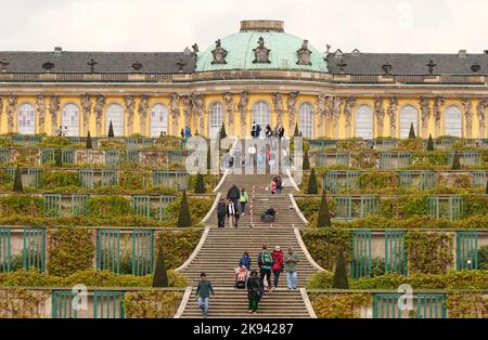 Potsdam, Allemagne. 25th octobre 2022. Les touristes marchent sur les escaliers jusqu'au palais de Sanssouci par temps ensoleillé. Crédit : Soeren Stache/dpa/Alay Live News Banque D'Images