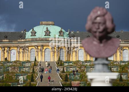 Potsdam, Allemagne. 25th octobre 2022. Les touristes marchent sur les escaliers jusqu'au palais de Sanssouci par temps ensoleillé. Crédit : Soeren Stache/dpa/Alay Live News Banque D'Images