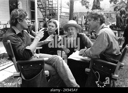 Réalisateur PETER WEIR KELLY McGillis JAN RUBES et HARRISON FORD sur place Candid en Pennsylvanie pendant le tournage du TÉMOIN 1985 réalisateur PETER WEIR musique Maurice Jarre an Edward S. Feldman production / Paramount Pictures Banque D'Images